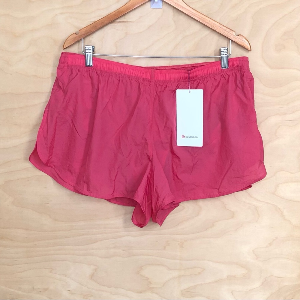 NWT Lululemon Dolphin Hem Mid Rise Pink Run Shorts Athletic Sport Womens XL.